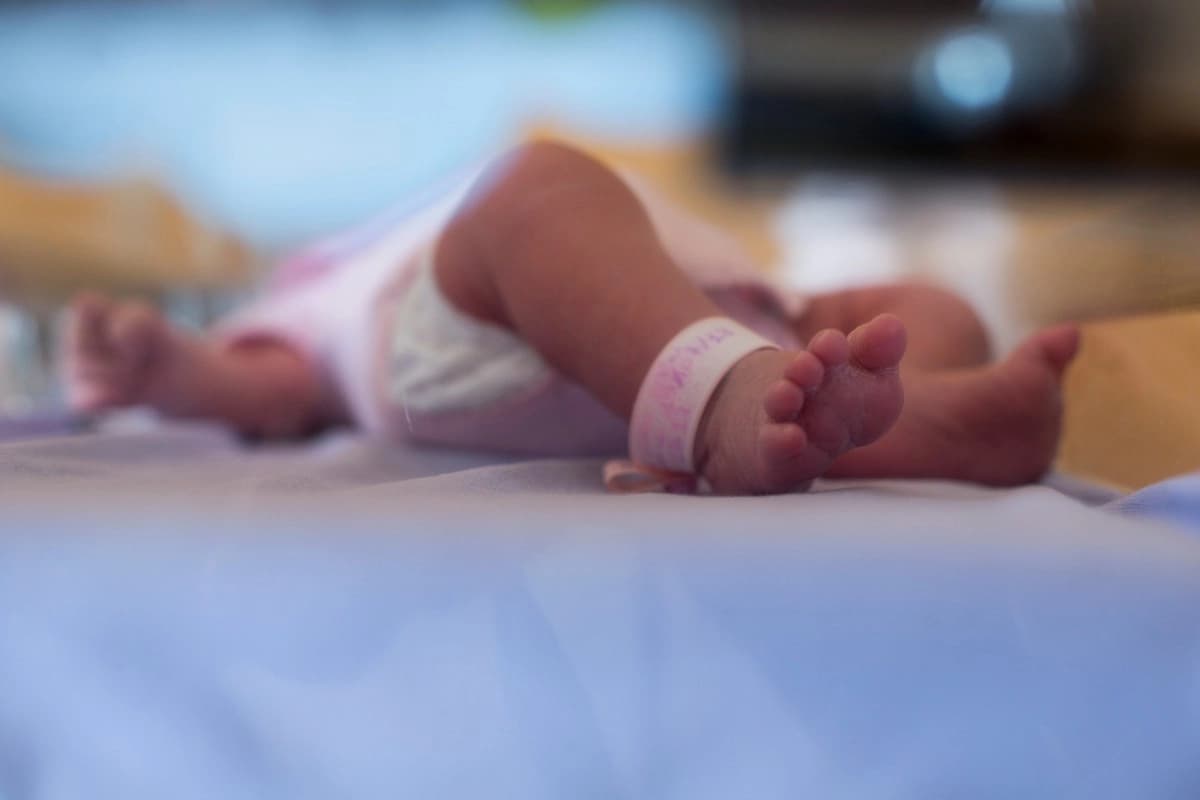 Un bebé en un hospital, en una fotografía de archivo sin fecha. (Fred Dufour/AFP vía Getty Images).