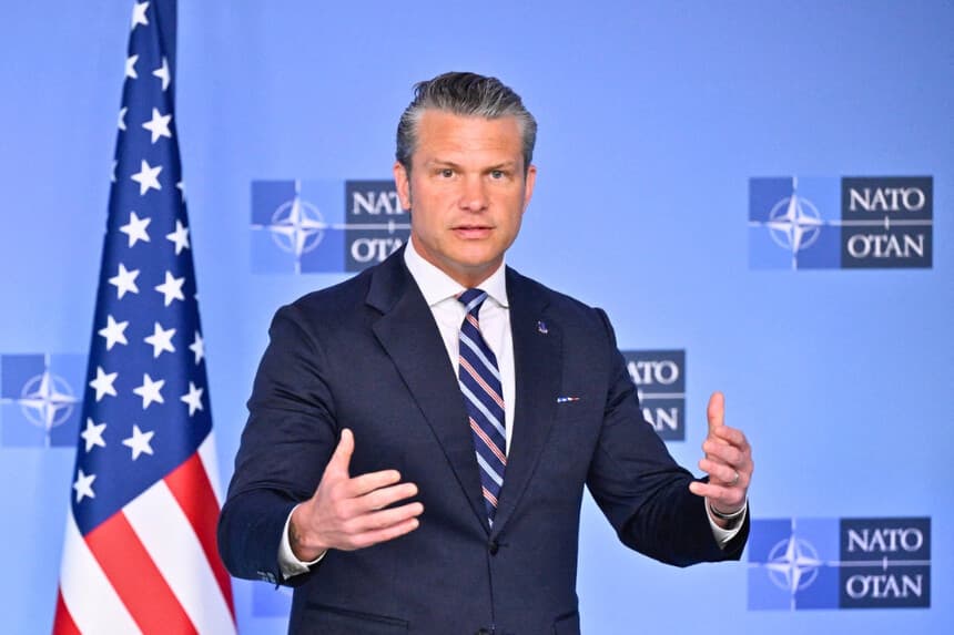El secretario de Defensa, Pete Hegseth, pronuncia unas palabras antes de una reunión de ministros de Defensa de la OTAN en la sede de la organización, en Bruselas, el 18 de junio de 2026. (John Thys/AFP vía Getty Images).