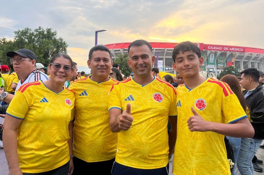 Una familia de colombianos posan frente al estadio Ciudad de México, el 18 de junio de 2026. (The Epoch Times)
