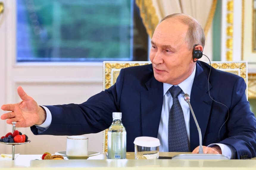 El presidente ruso, Vladímir Putin, gesticula durante una reunión con representantes de agencias de noticias internacionales al margen del Foro Económico Internacional de San Petersburgo, celebrado en San Petersburgo, Rusia, el 4 de junio de 2026. (Alexander Kazakov, Sputnik, foto del grupo de prensa del Kremlin vía AP).
