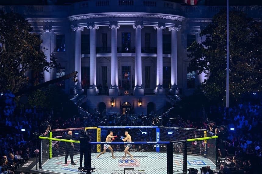 El brasileño Diego Lopes y el estadounidense Steve García se enfrentan en el combate de peso pluma durante el evento de artes marciales mixtas "UFC Freedom 250", celebrado en el Jardín Sur de la Casa Blanca, en Washington, D.C., el 14 de junio de 2026. (Kent NISHIMURA / AFP vía Getty Images)