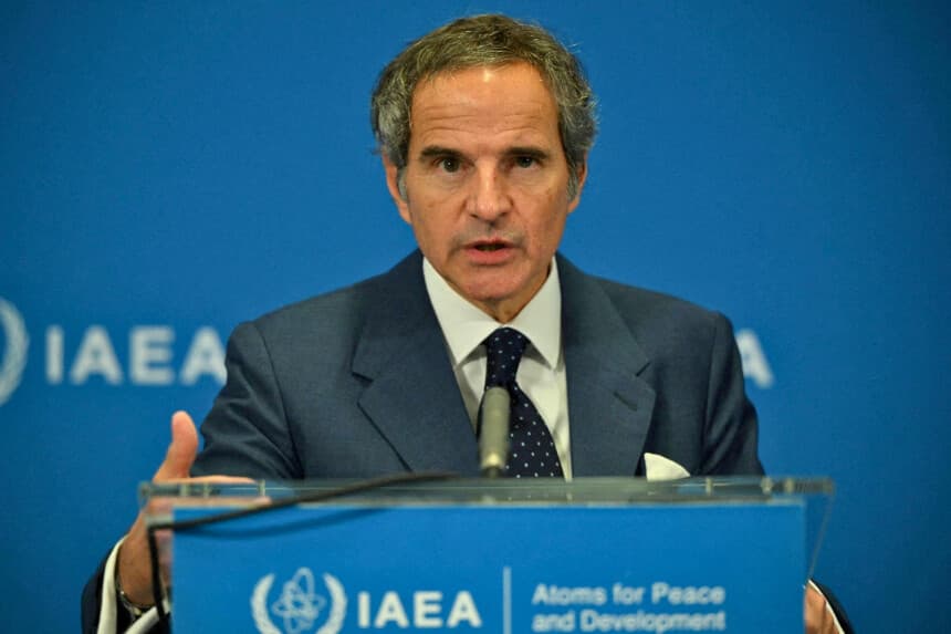 El director general del Organismo Internacional de Energía Atómica (OIEA), Rafael Grossi, habla con los medios de comunicación al margen de una reunión de la Junta de Gobernadores del OIEA celebrada en Viena, Austria, el 5 de junio de 2026. (Elisabeth Mandl/Reuters).