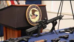Desmantelan red de drogas cerca de escuela del sureste de DC: 14 acusados y 28 armas incautadas