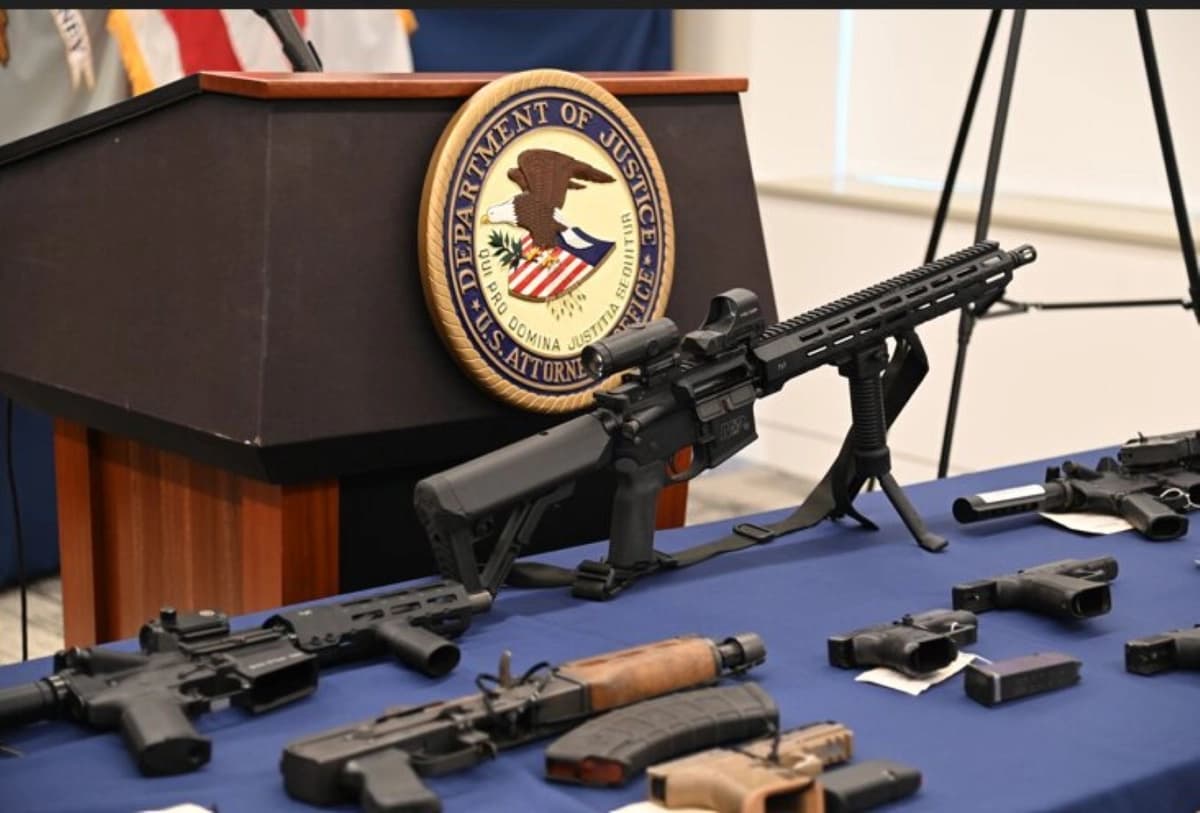 Algunas de las armas de fuego recuperadas por las fuerzas del orden durante allanamientos domiciliarios en 15 lugares de Washington D. C. y Maryland se exhibieron durante una conferencia de prensa el 17 de junio de 2025. (Fiscalía de los Estados Unidos, Distrito de Columbia).