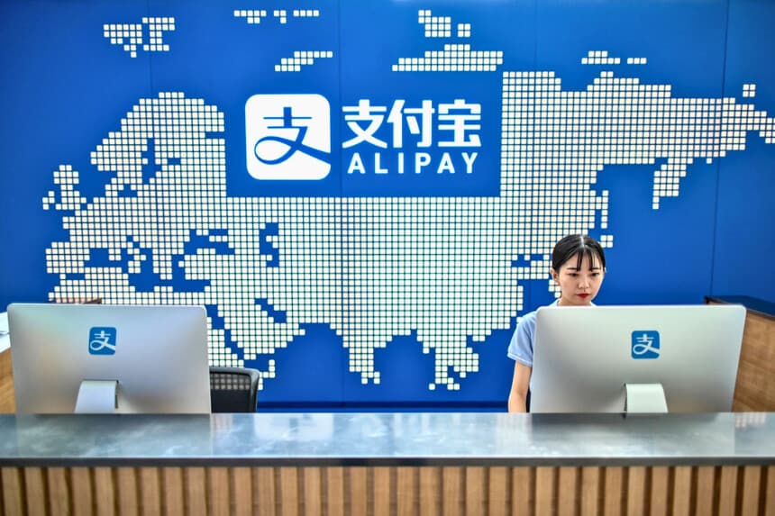Un empleado trabaja con un ordenador en la recepción de Alipay del edificio de oficinas de Ant Group en Shanghái, China, el 28 de agosto de 2020. (Héctor Retamal/AFP vía Getty Images).