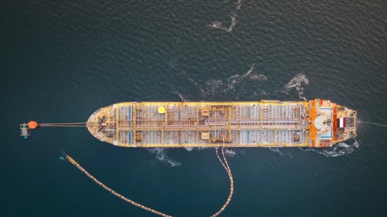 Estados Unidos permite que expire la exención de sanciones al petróleo ruso por mar