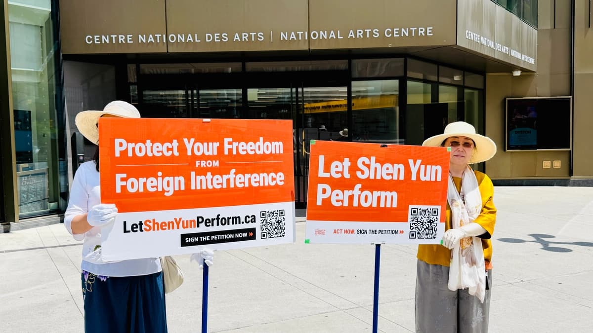 El 17 de junio de 2026, seguidores de Shen Yun Performing Arts mostraron su apoyo a la compañía de danza clásica china con pancartas frente al Centro Nacional de las Artes en Ottawa. (The Epoch Times).