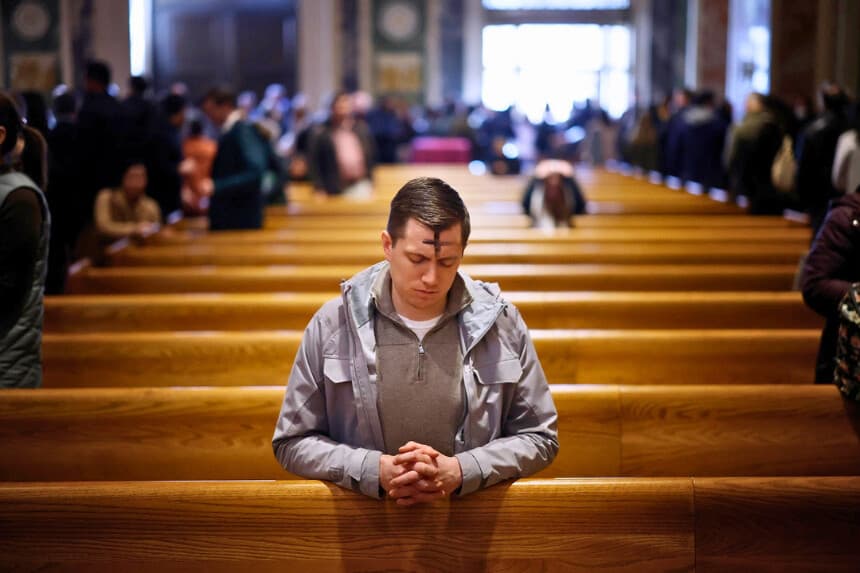 Un hombre reza tras la misa del Miércoles de Ceniza en la catedral de San Mateo Apóstol, en Washington, el 22 de febrero de 2023. (Chip Somodevilla/Getty Images).