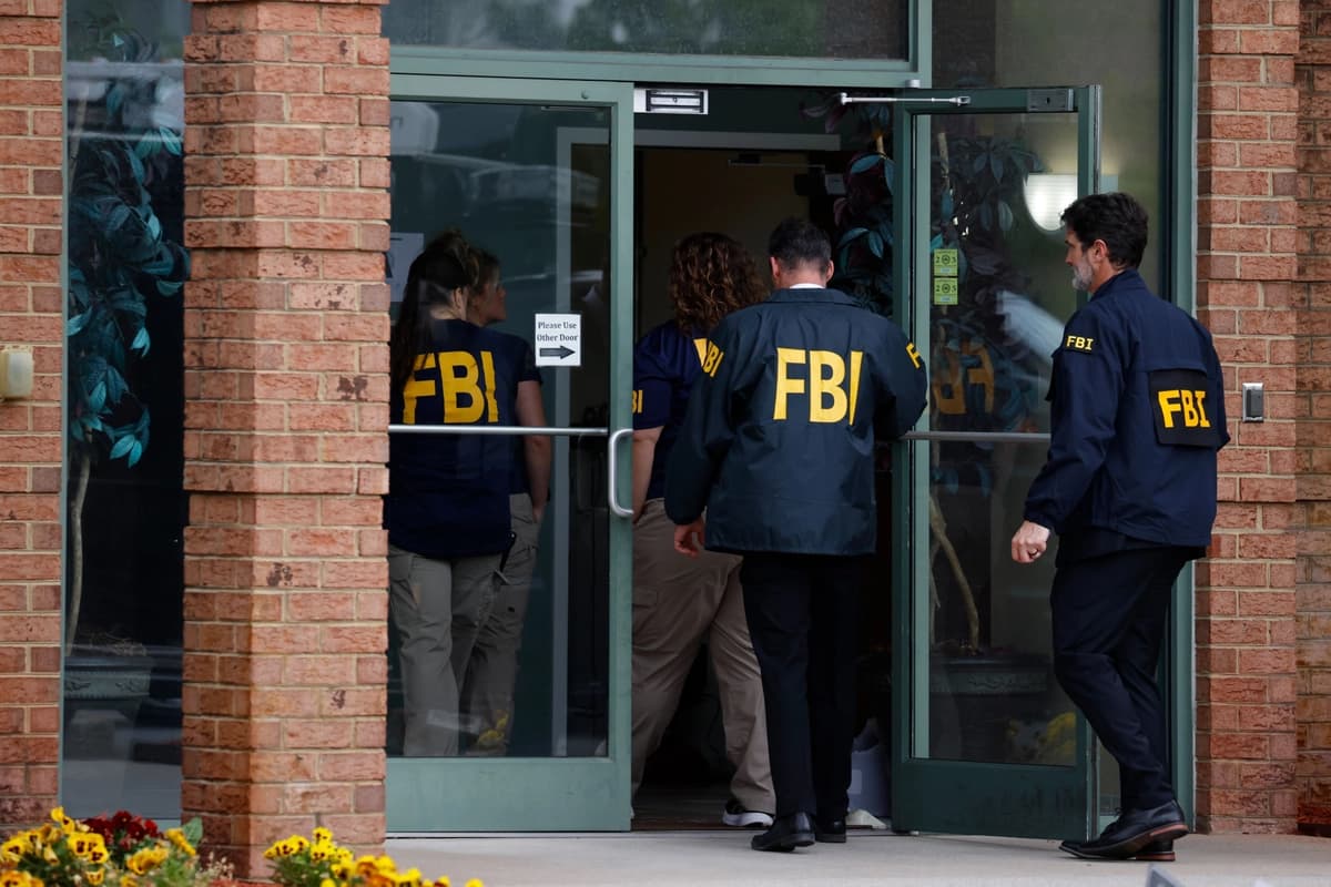 Personal del FBI ingresa a un edificio en Portsmouth, Virginia, el 6 de mayo de 2026. (Peter Casey/The Virginian-Pilot vía AP).