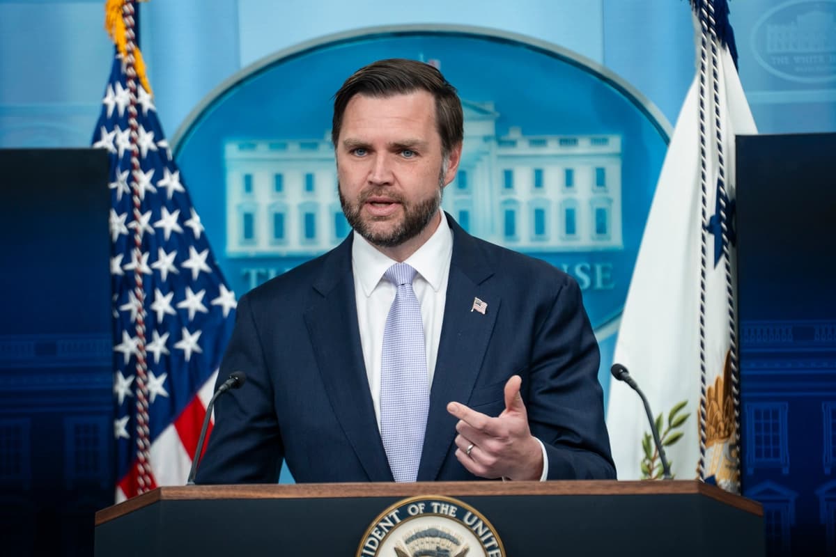 El vicepresidente JD Vance habla durante una rueda de prensa en la Casa Blanca el 19 de mayo de 2026. (Madalina Kilroy/The Epoch Times)