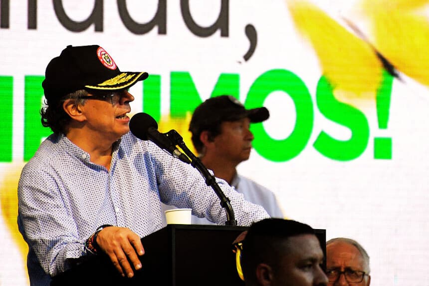 Antes de dejar el cargo, Petro pide a EE. UU. no "asustar" a los ciudadanos