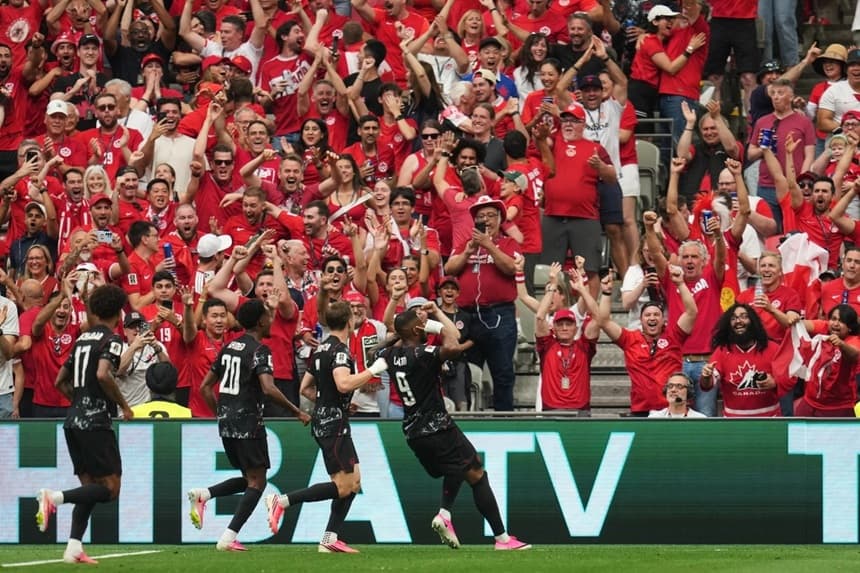 El canadiense Cyle Larin (derecha) celebra tras anotar el primer gol de su equipo durante el partido de fútbol del Grupo B del Mundial contra Catar, disputado en Vancouver el 18 de junio de 2026. (Foto AP/Abbie Parr)