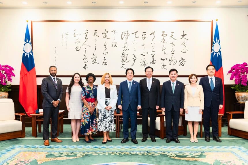 El presidente Lai Ching-te se reunió con una delegación encabezada por la vicepresidenta del Caucus Negro del Congreso de los Estados Unidos, Lucy McBath, en Taipéi el 18 de junio. (Oficina del Presidente de la República de China).