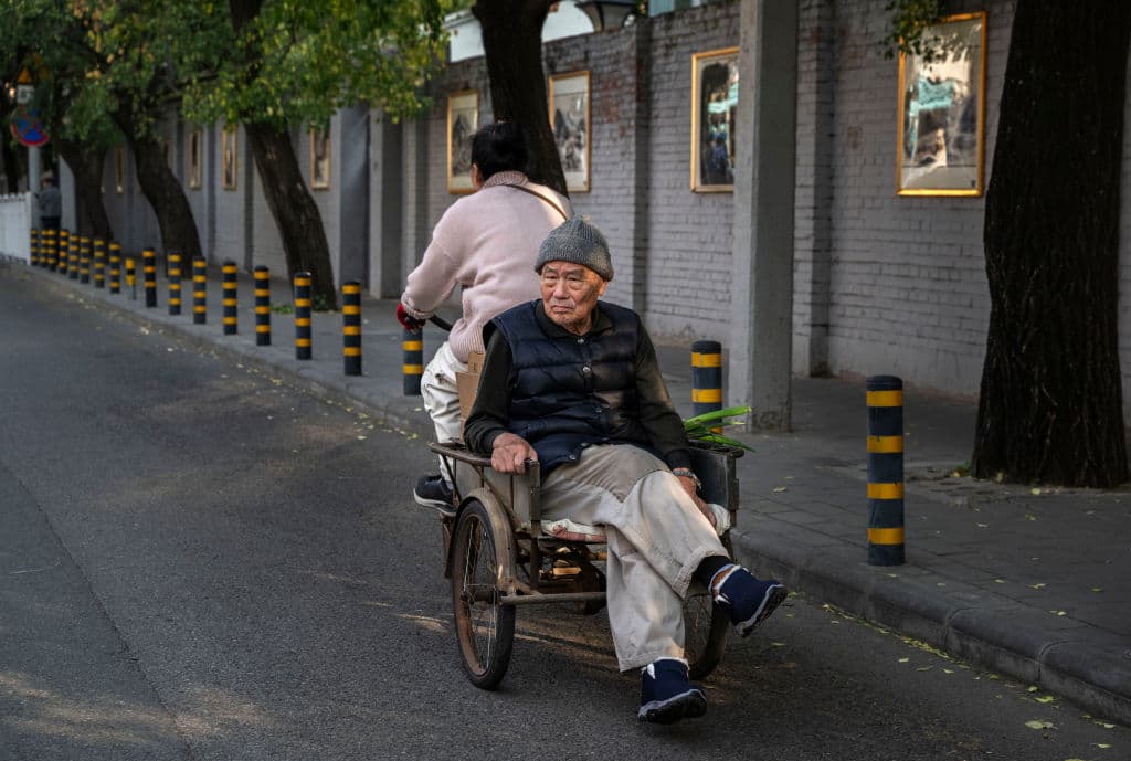 La población de China envejece más rápido que el alza de su riqueza, revela estudio