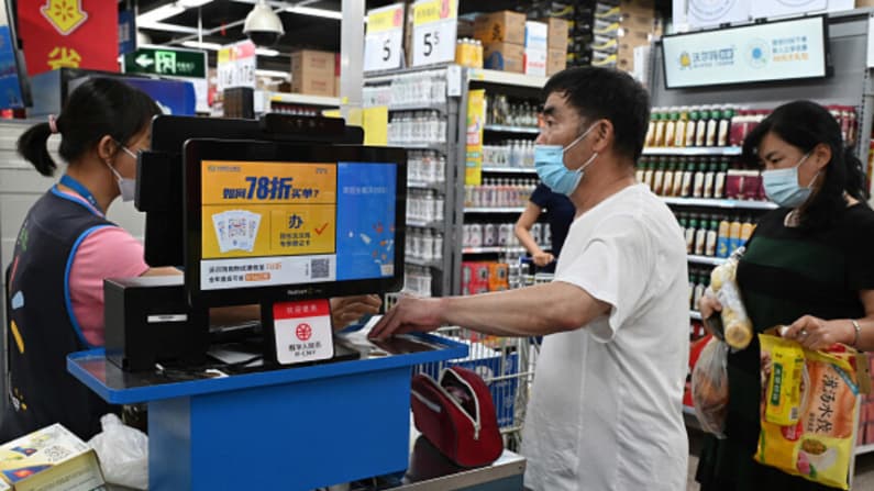 China impulsa nuevas medidas para globalizar el yuan, pero analistas descartan que desplace al dólar