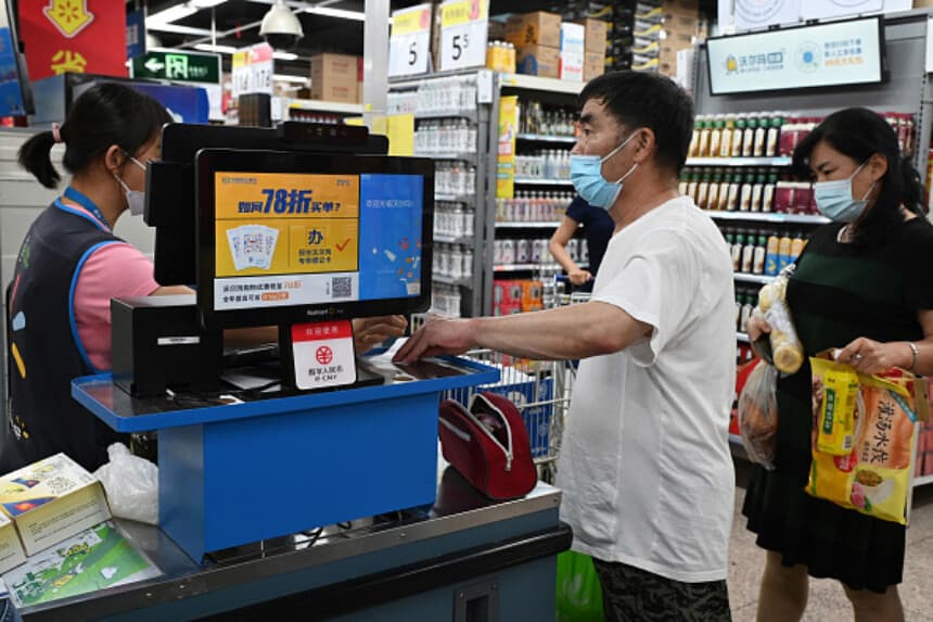 China impulsa nuevas medidas para globalizar el yuan, pero analistas descartan que desplace al dólar
