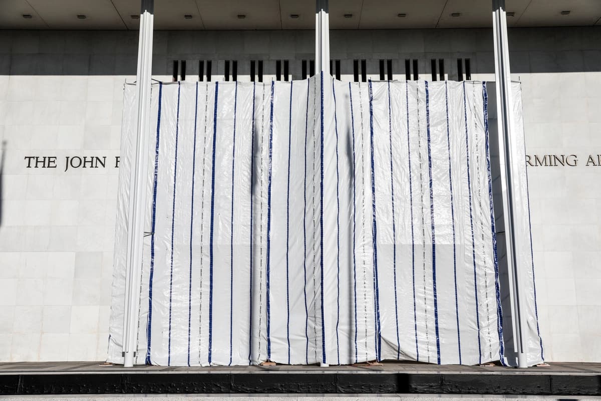 La pared del Centro John F. Kennedy para las Artes Escénicas está cubierta con una lona después de que se retirara el nombre del presidente Donald Trump, en Washington, el 13 de junio de 2026. (Foto: Rahmat Gul/AP Photo).