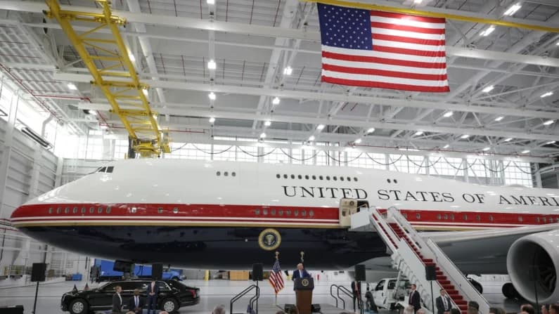 Trump presenta el nuevo avión Air Force One de USD 400 millones que le regaló Catar