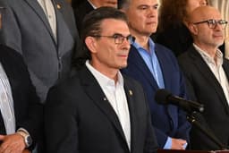 Paz decreta estado de excepción en Bolivia tras siete semanas de bloqueos de carreteras