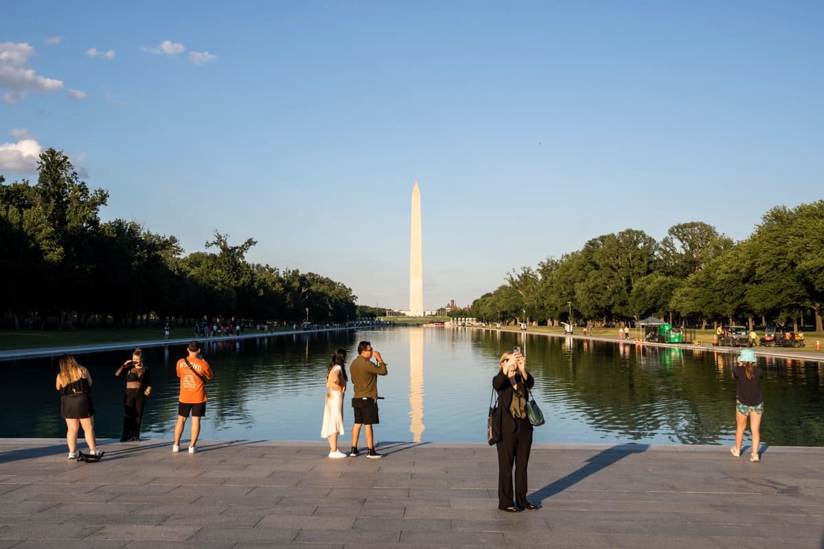 El estanque reflectante del Monumento a Lincoln después de haber sido reparado y repintado en Washington el 16 de junio de 2026. (Madalina Kilroy/The Epoch Times)