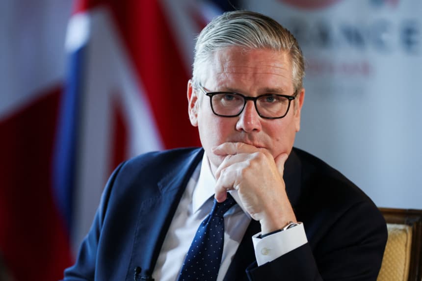 El primer ministro británico, Keir Starmer, observa mientras habla con los miembros de los medios de comunicación al margen de la cumbre del G7, el 17 de junio de 2026 en Thonon-les-Bains, Francia.(Isabel Infantes - WPA Pool/Getty Images)