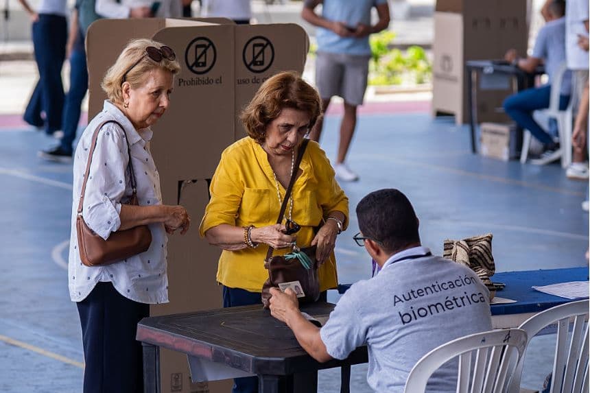 Los ciudadanos emiten su voto durante la segunda vuelta de las elecciones presidenciales de 2026 en Colombia, el 21 de junio de 2026 en Barranquilla, Colombia. (Leonardo Castañeda/Getty Images)