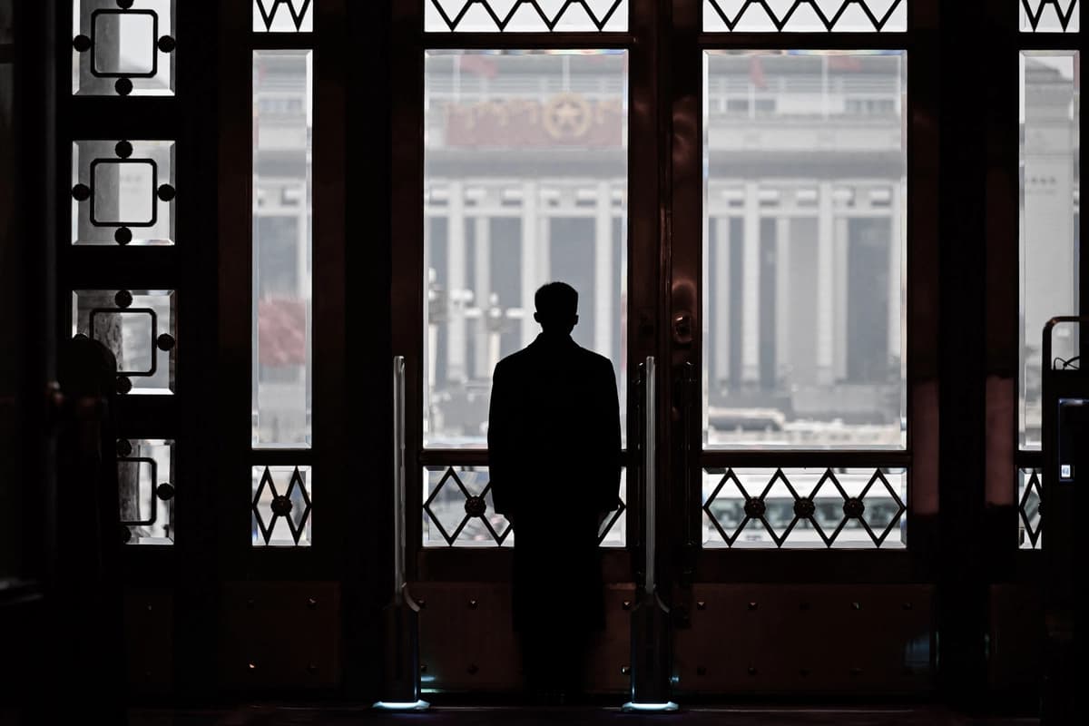 Un guardia de seguridad permanece en su puesto durante la sesión inaugural de la Asamblea Popular Nacional (APN) en el Gran Salón del Pueblo en Pekín, el 5 de marzo de 2024. (Wang Zhao /AFP vía Getty Images)