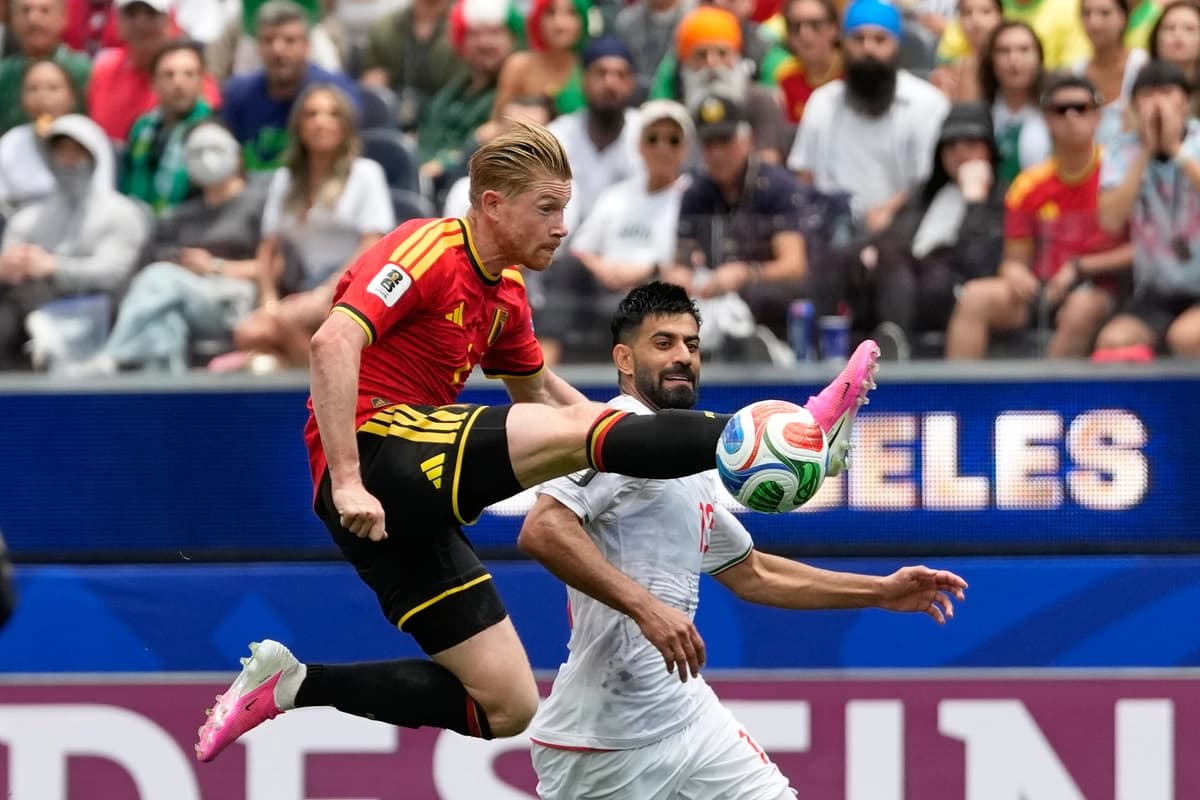 Kevin De Bruyne, de Bélgica (en primer plano), intenta controlar el balón ante Hossein Kanani, de Irán, durante el partido de fútbol del Grupo G de la Copa Mundial entre Bélgica e Irán en Inglewood, California, cerca de Los Ángeles, el 21 de junio de 2026. (Andre Penner/AP.)
