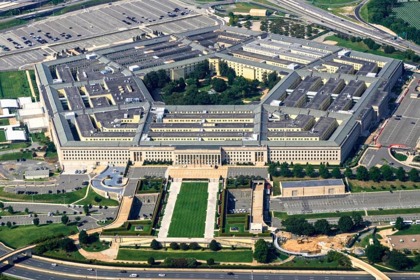 Vista desde la ventana de un avión del Pentágono en Washington el 27 de agosto de 2023. (Carolyn Kaster/AP).