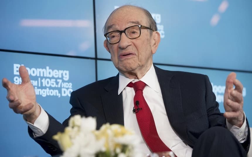 El expresidente de la Reserva Federal, Alan Greenspan, habla sobre el estado de las economías europea y estadounidense durante un debate con Bloomberg Government en sus oficinas de Washington el 27 de junio de 2016. (SAUL LOEB/AFP vía Getty Images)