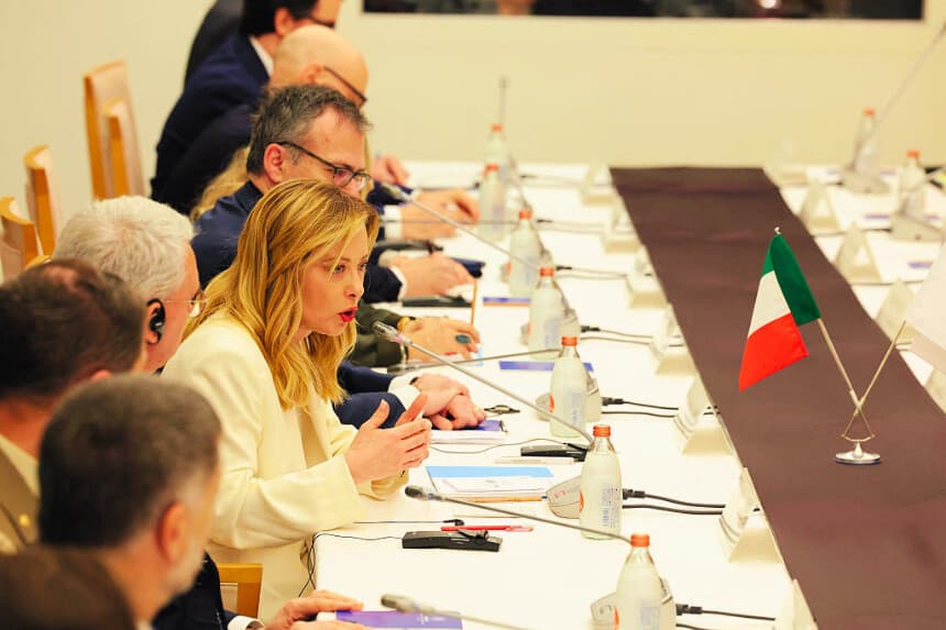 La primera ministra de Italia, Georgia Meloni (C), habla durante la cumbre, el 16 de enero de 2026. (Takashi Aoyama / POOL / AFP vía Getty Images)