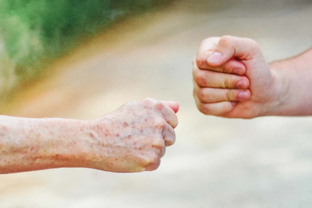 Hábitos cotidianos que ayudan a bajar la presión arterial de forma natural. (JuliFranco/Shutterstock).
