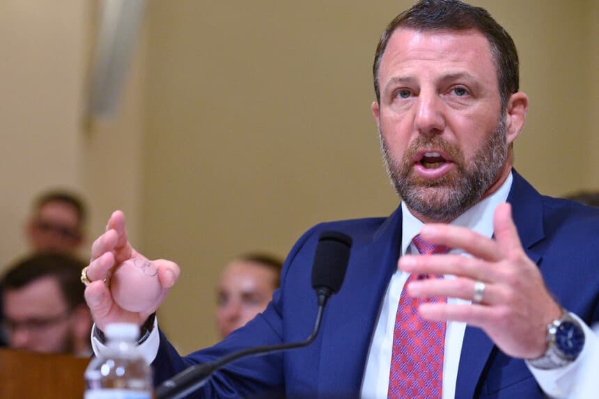 El secretario de Seguridad Nacional, Markwayne Mullin, agarra una pelota de goma mientras testifica ante el Comité de Seguridad Nacional de la Cámara durante una audiencia sobre la solicitud presupuestaria del Departamento de Seguridad Nacional para el año fiscal 2027, en Washington, el miércoles 3 de junio de 2026. (Foto AP/Cliff Owen).