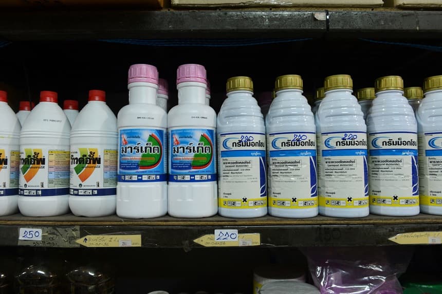 Botellas de paraquat (R) y glifosato a la venta en una tienda de Bangkok el 23 de mayo de 2018. (ROMEO GACAD/AFP vía Getty Images)