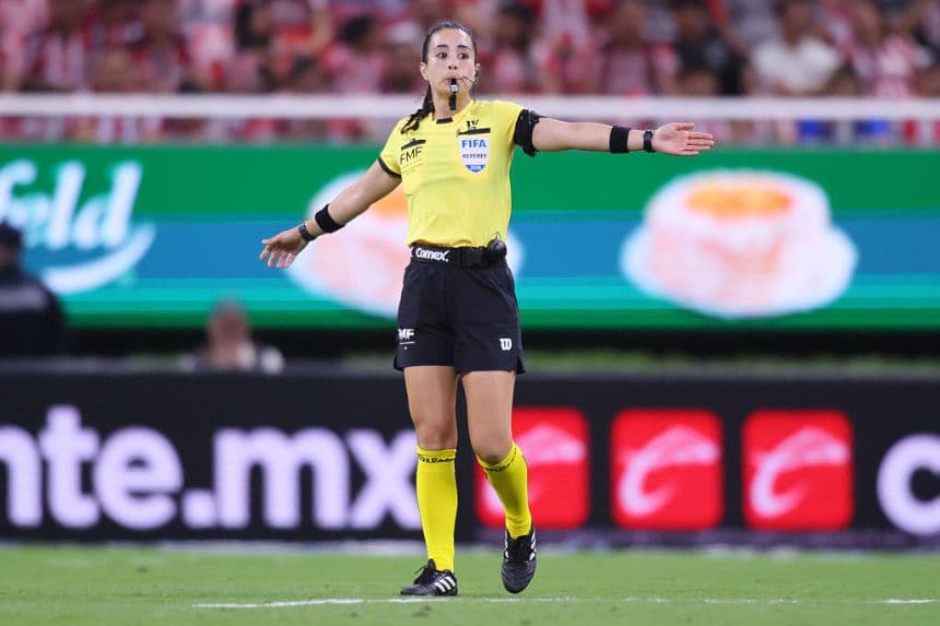 La árbitra Katia Itzel García Mendoza da instrucciones durante el partido de la 17.ª jornada entre las Chivas y Tijuana, correspondiente al Torneo Clausura 2026 de la Liga MX, en el Estadio Akron el 25 de abril de 2026 en Zapopan, Jalisco, México. (Simon Barber/Getty Images)