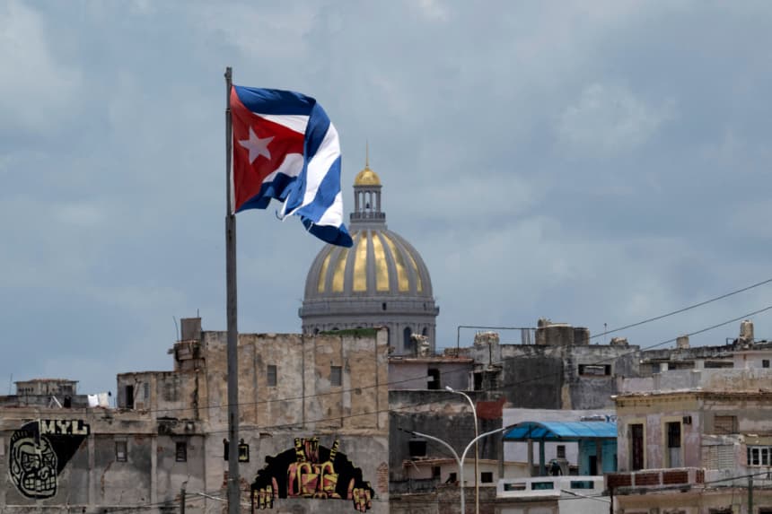 La bandera cubana ondea a lo largo del Malecón en La Habana, con el Capitolio al fondo, el 18 de junio de 2026. (Pablo PORCIUNCULA / AFP via Getty Images)
