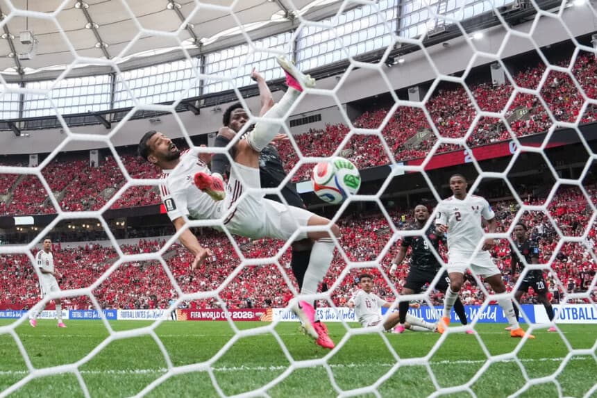 Jonathan David (atrás), de Canadá, anota un gol ante Boualem Khoukhi, de Qatar, durante la primera mitad de un partido de fútbol del Grupo B de la Copa Mundial, en Vancouver, el 18 de junio de 2026. (The Canadian Press/Darryl Dyck).