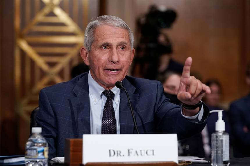 El Dr. Anthony Fauci responde a las acusaciones del senador Rand Paul durante su comparecencia ante el Comité de Salud del Senado el 20 de julio de 2021 en el Capitolio, Washington, D.C. Los casos de COVID-19 se han triplicado en tres semanas y aumentan las hospitalizaciones y muertes entre no vacunados. (J. Scott Applewhite-Pool/Getty Images).