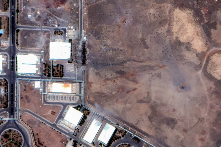 Una imagen satelital muestra cráteres de impacto aéreo sobre las salas subterráneas de centrifugadoras de la planta de enriquecimiento de Natanz, tras los ataques aéreos estadounidenses, en Natanz, Irán, el 22 de junio de 2025. (Maxar Technologies/Handout vía Reuters).