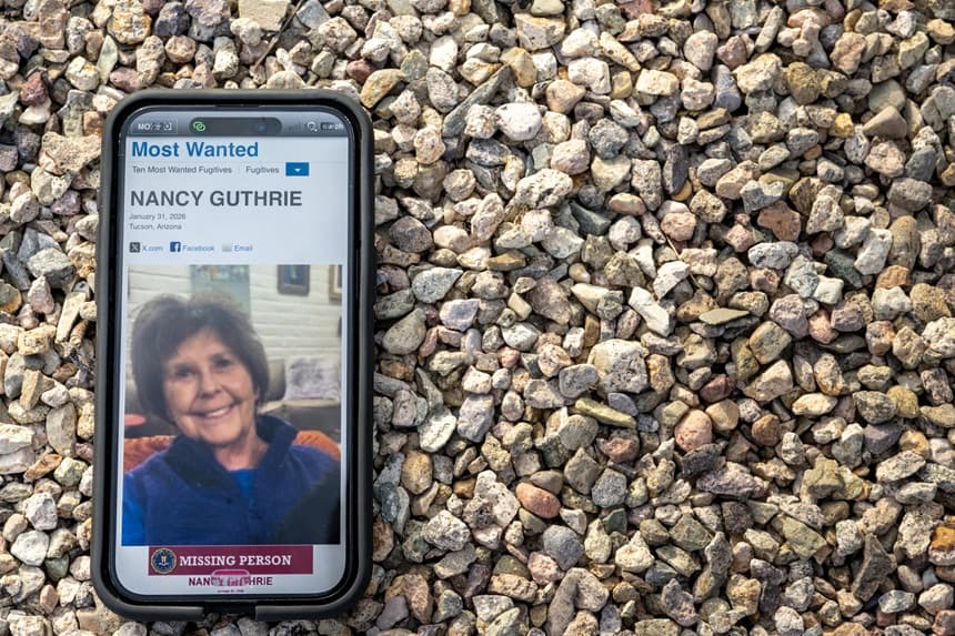 En esta ilustración fotográfica, se ve a Nancy Guthrie en el sitio web del FBI hablando por un teléfono celular el 10 de febrero de 2026 en Tucson, Arizona. (Brandon Bell/Getty Images)