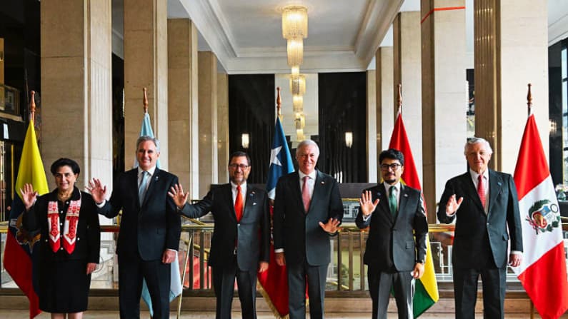 Canciller de Perú niega haber interferido en la votación en el extranjero