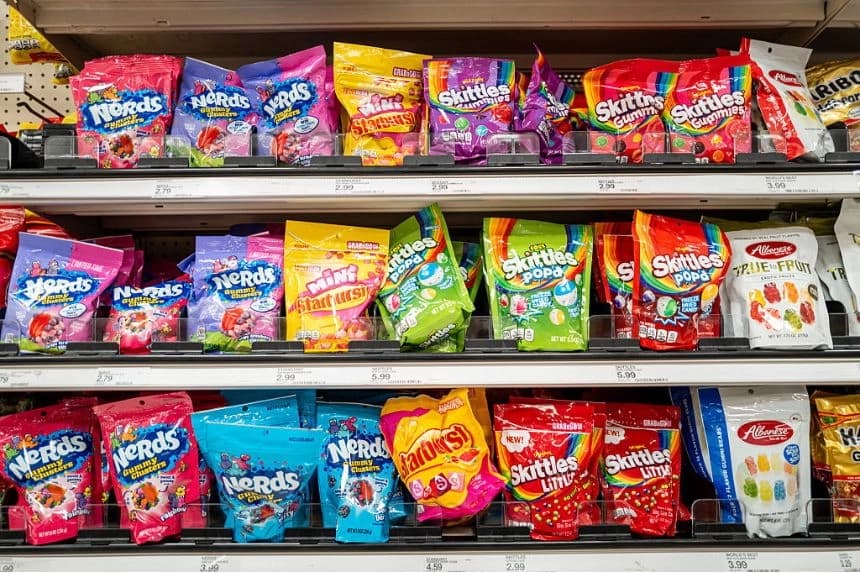 Bolsas de caramelos en los estantes de una tienda Target en Austin, Texas, el 4 de junio de 2025. (Brandon Bell/Getty Images).