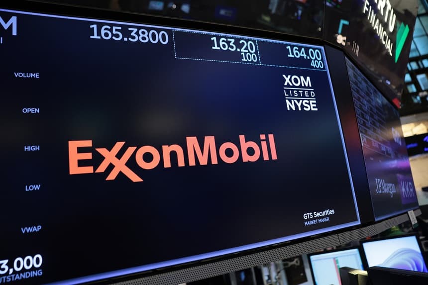El logotipo de la empresa ExxonMobil se muestra en el piso de la Bolsa de Valores de Nueva York durante la sesión matutina del 25 de marzo de 2026 en la ciudad de Nueva York. (Michael M. Santiago/Getty Images)