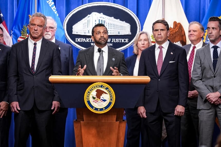 El director del FBI, Kash Patel (C), flanqueado por el fiscal general interino Todd Blanche (D) y el secretario de Salud y Servicios Humanos de EE. UU., Robert F. Kennedy Jr. (I), habla durante una conferencia de prensa en la que se anuncian los resultados anuales de la lucha contra el fraude en el sector de la salud en el Departamento de Justicia en Washington, el 23 de junio de 2026. (Ken Cedeno / AFP vía Getty Images)