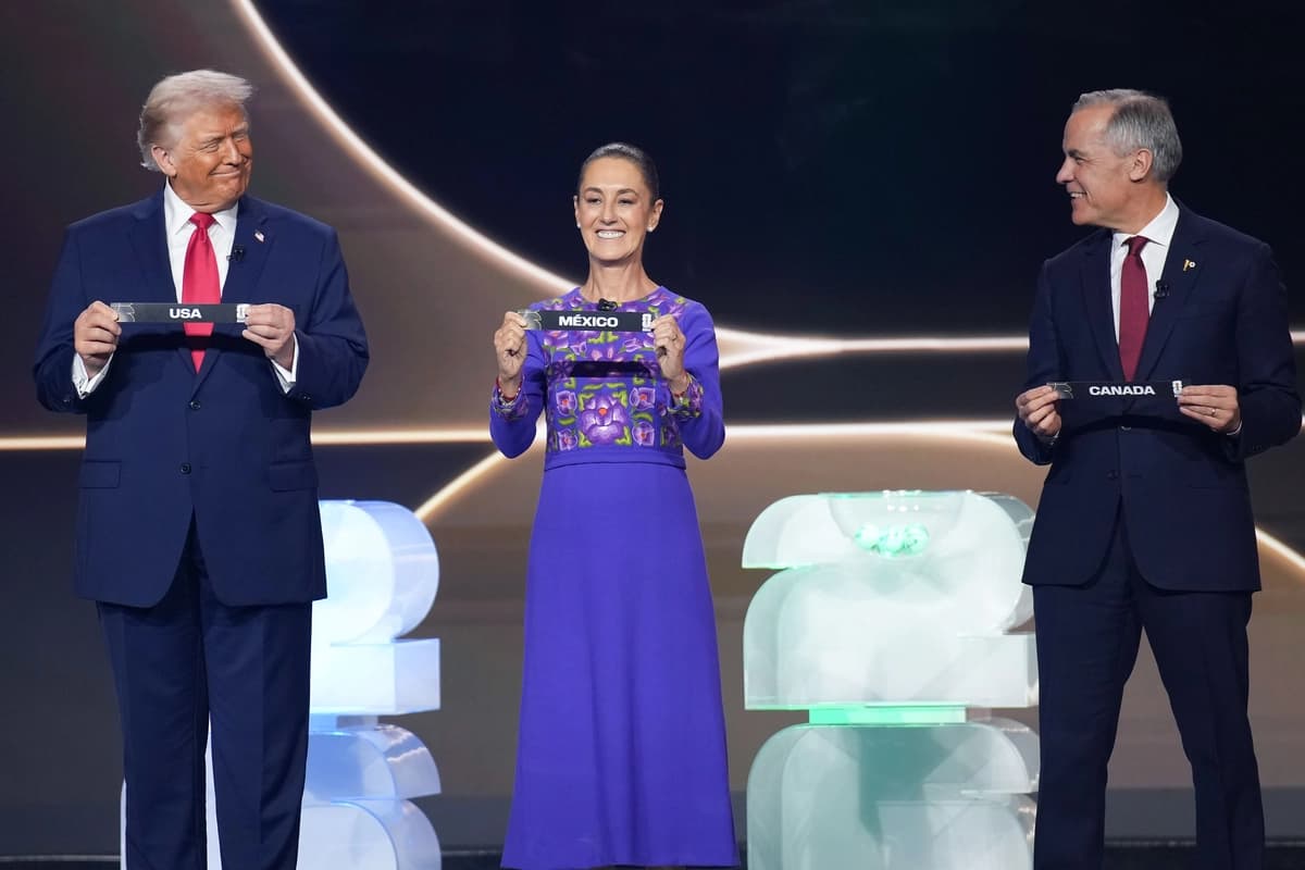 (De izquierda a derecha) El presidente de Estados Unidos, Donald Trump, la presidenta de México, Claudia Sheinbaum, y el primer ministro de Canadá, Mark Carney, participan en el sorteo oficial de la Copa Mundial de la FIFA 2026 en el Centro John F. Kennedy para las Artes Escénicas el 5 de diciembre de 2025 en Washington, D.C. (Foto de Andrew Harnik/Getty Images).