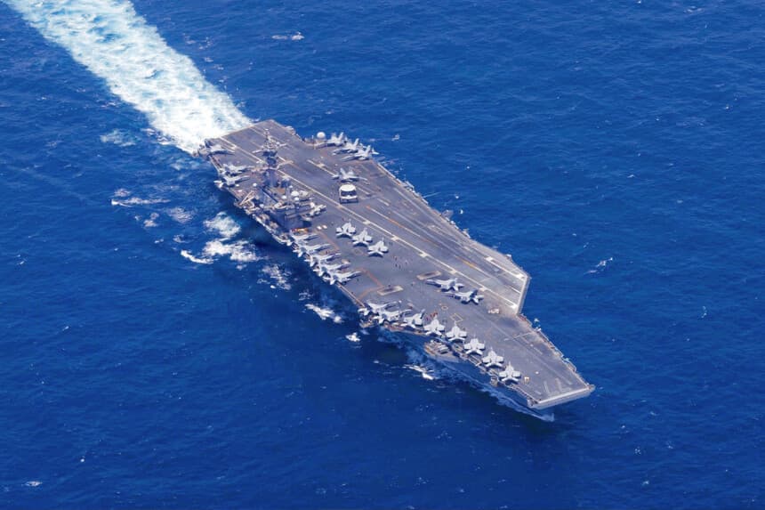 El portaaviones de la clase Nimitz USS George H.W. Bush navega por el mar Arábigo el 3 de mayo de 2026. (Foto de la Armada de Estados Unidos).