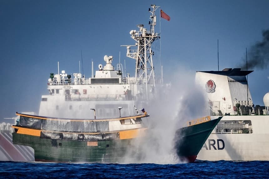 Un barco de la Guardia Costera china dispara un cañón de agua contra una embarcación fletada por la Armada filipina que realizaba una misión rutinaria de reabastecimiento a las tropas estacionadas en el Segundo Banco de Thomas, en el Mar de China del Sur, el 5 de marzo de 2024. (Ezra Acayan/Getty Images)