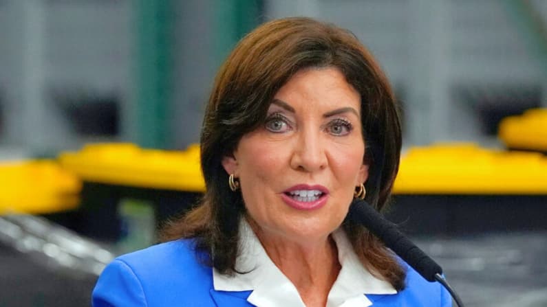 Nueva York y el gobierno federal presentan demandas cruzadas por la prohibición de agentes enmascarados