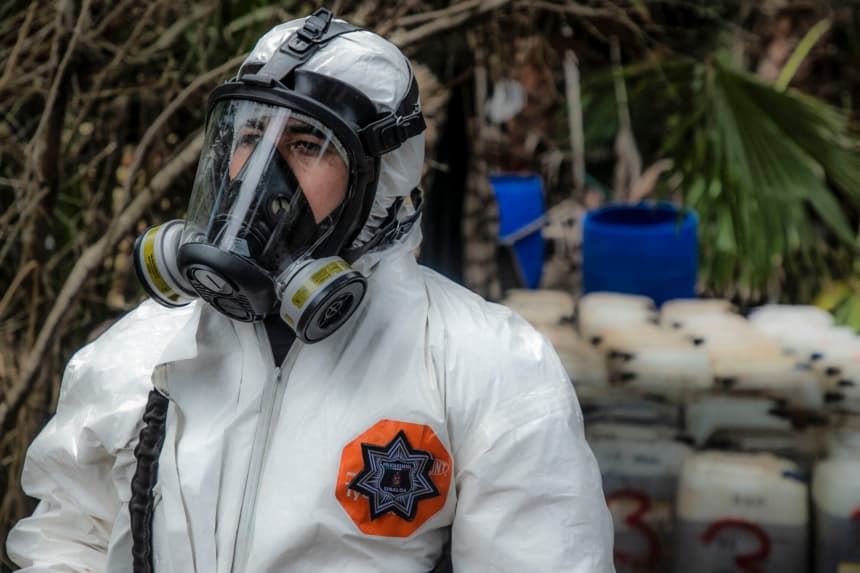 Imagen ilustrativa: Un agente de la policía estatal de Sinaloa trabaja durante el desmantelamiento de uno de los tres laboratorios clandestinos productores de drogas sintéticas, principalmente metanfetamina, en El Dorado, estado de Sinaloa, México, el 4 de junio de 2019. (RASHIDE FRIAS/AFP vía Getty Images)