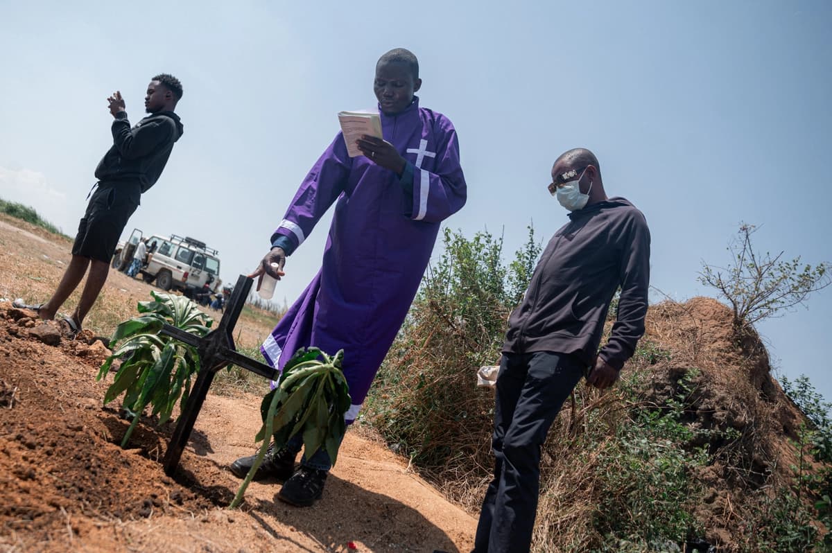 Un sacerdote oficia una ceremonia fúnebre para una persona que falleció a causa del ébola, en Bunia, Congo, el 19 de junio de 2026. (Jospin Mwisha/AFP vía Getty Images).